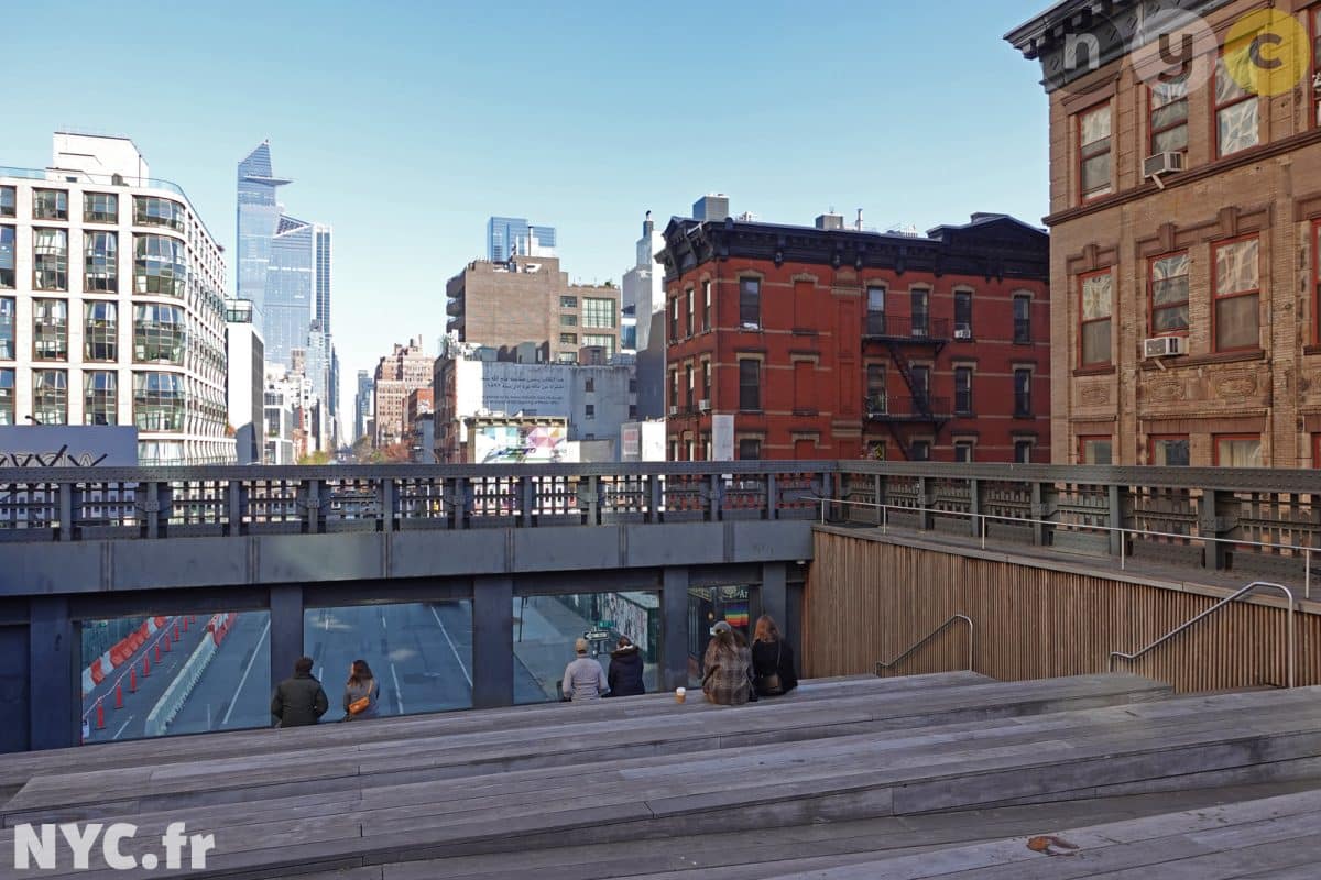 Vista della 10th Avenue dal ponte di osservazione della High Line.