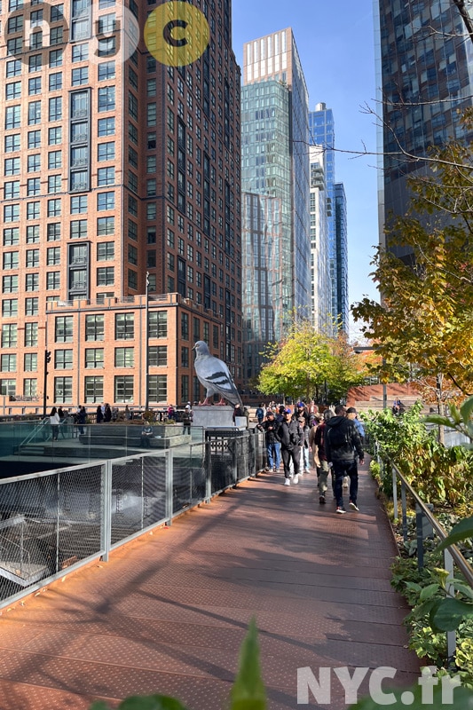 Il plinto della High Line con l'imponente scultura di Dinausor