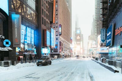 Times Square bajo la nieve el 13 de febrero de 2021