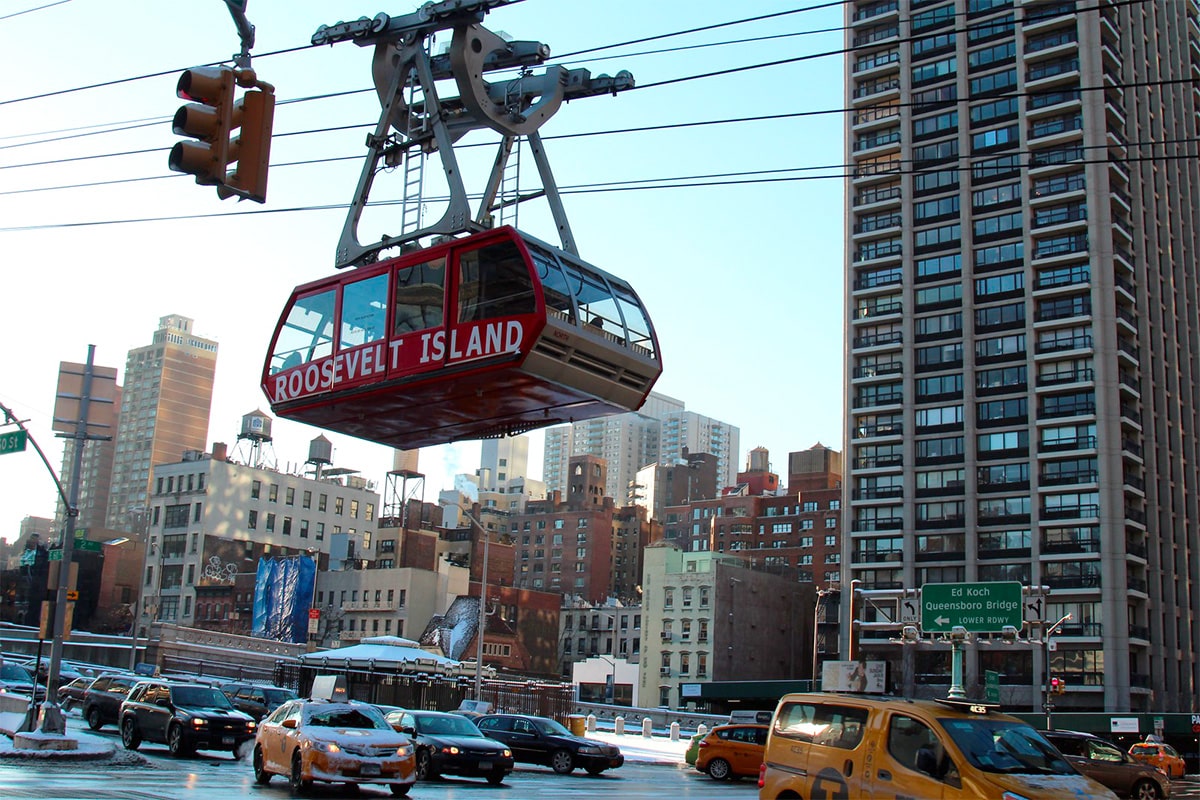 Departure of the Roosevelt Island Tramway from Manhattan.