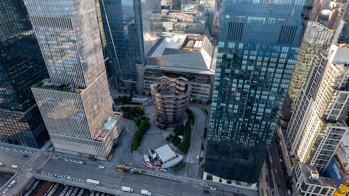 Hudson Yards con los ferrocarriles al fondo de la foto