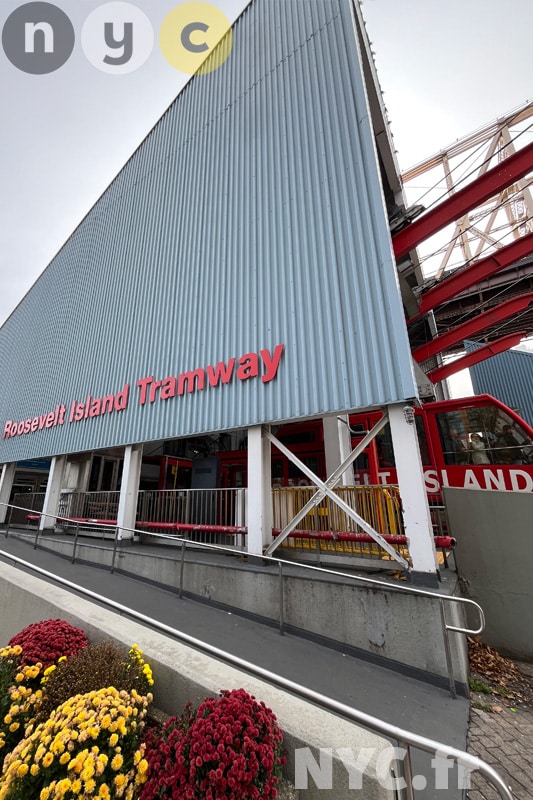 Entrance to Roosevelt Island station
