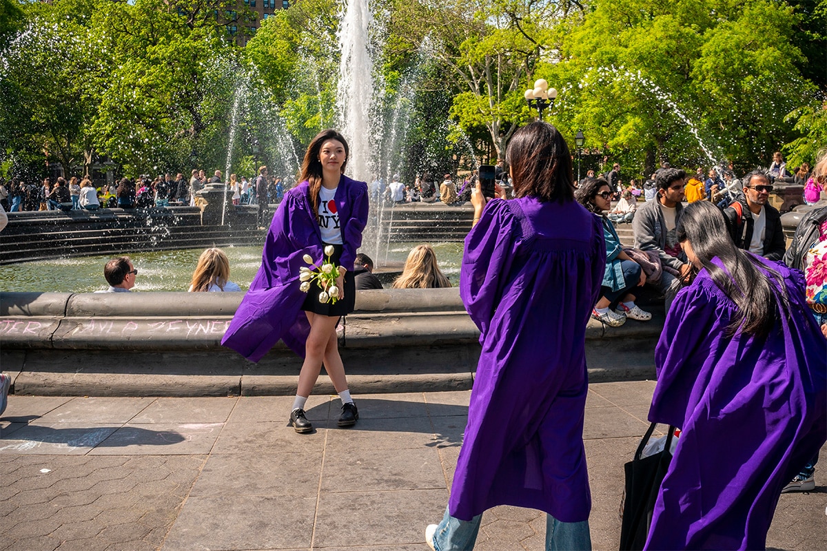 Estudiantes de la NYU frente a la fuente de Washington Square Park